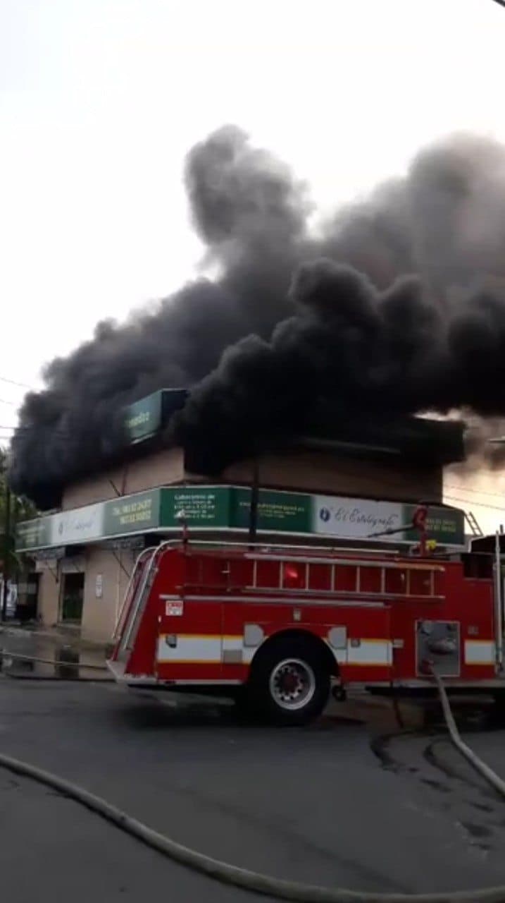 Incendio devora papelería El Estilógrafo; corto circuito posible causa