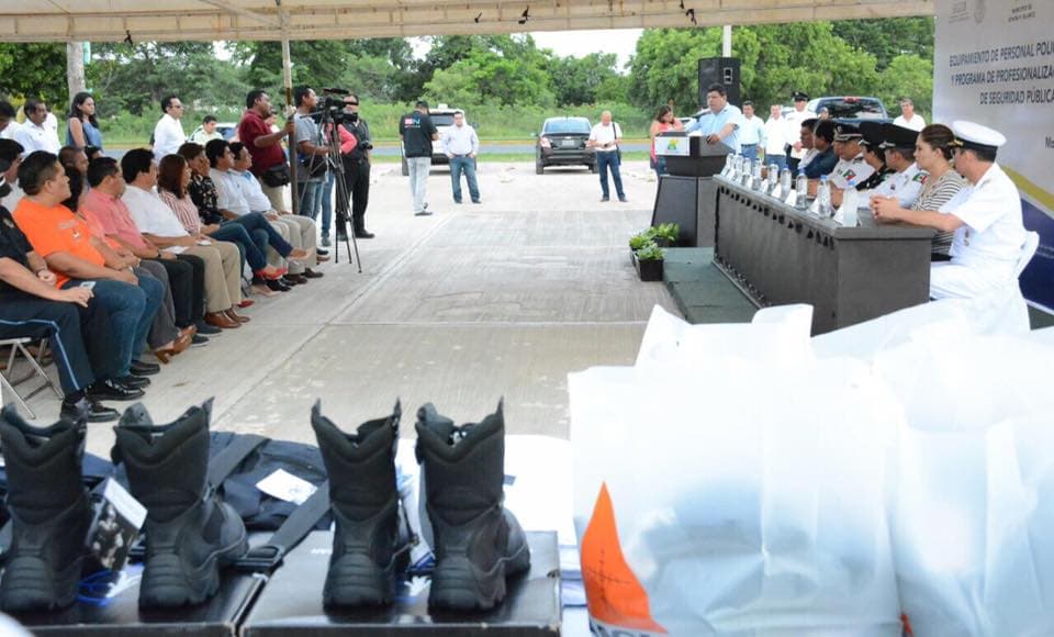 Reciben policías municipales equipamiento y patrullas nuevas