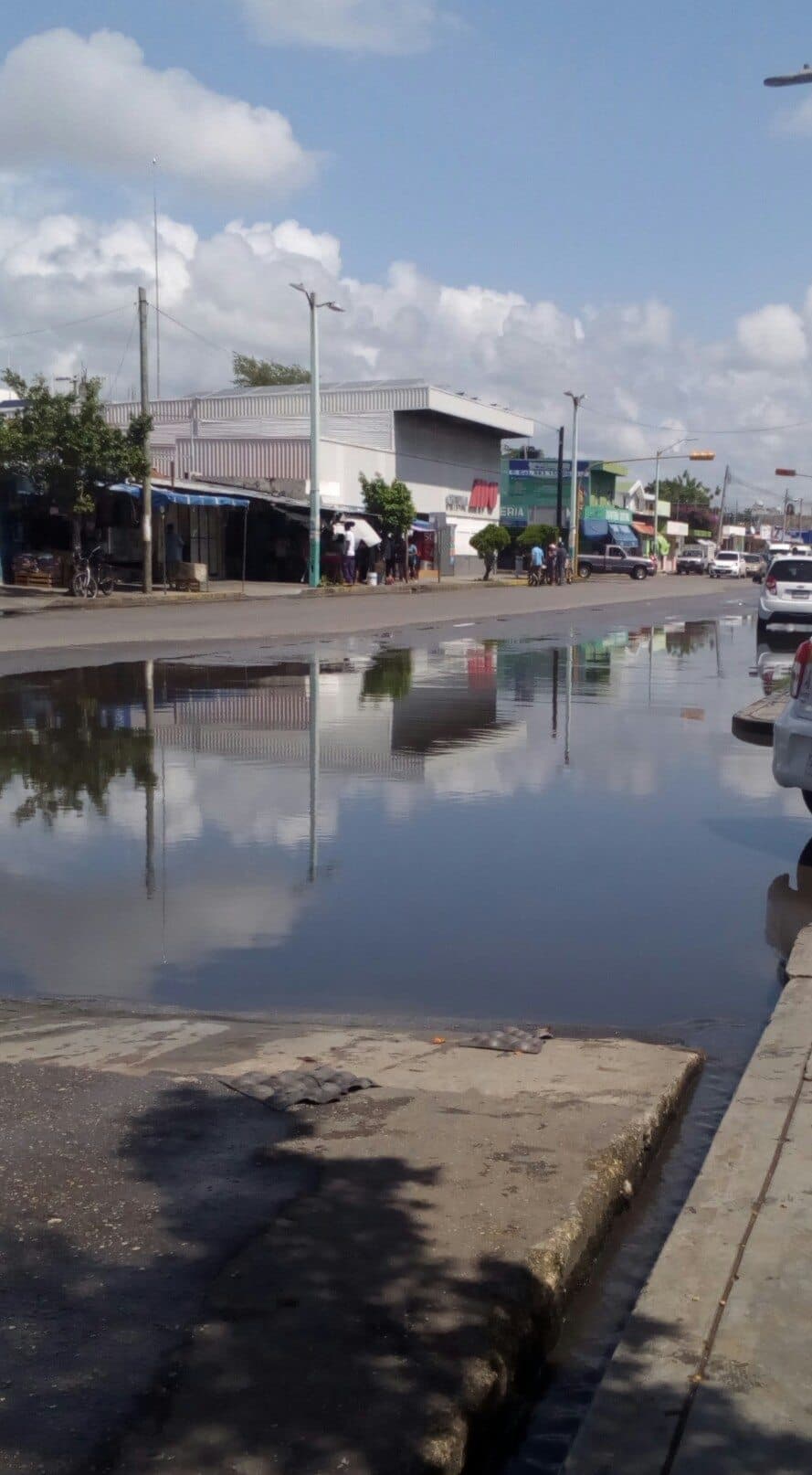 Transitan entre suciedad por necesidad; autoridad no pone solución