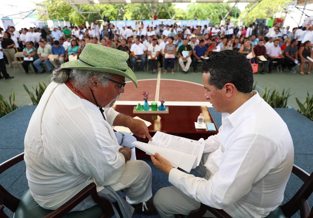 Carlos Joaquín atiende las demandas de la gente en Cancún