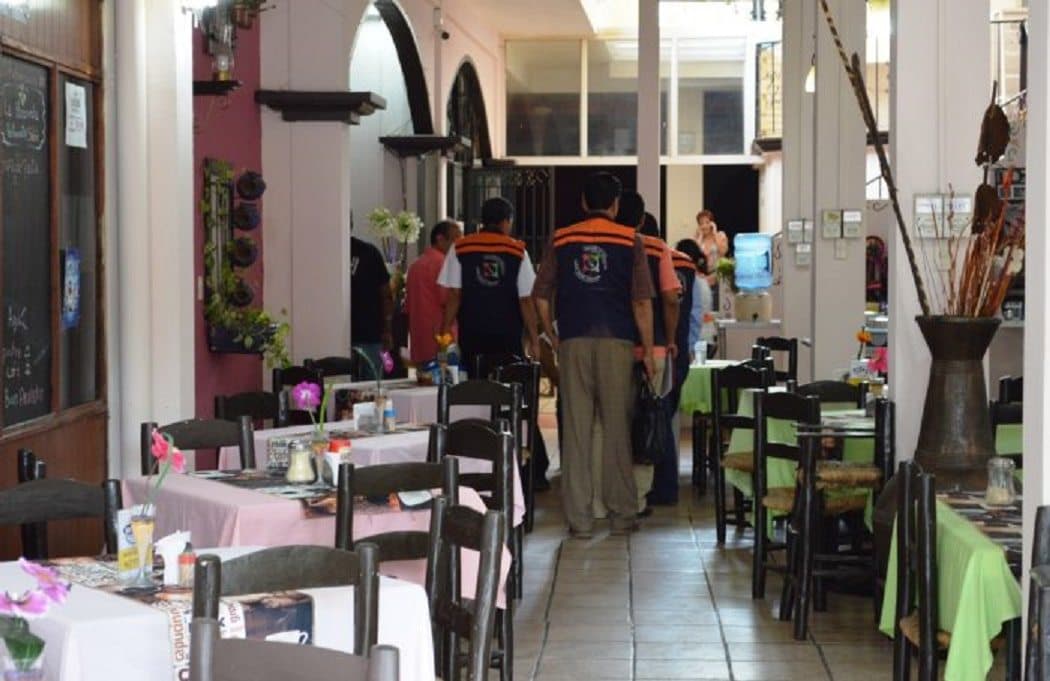 Alerta Cofepris sobre inspectores falsos que extorsionan a empresarios