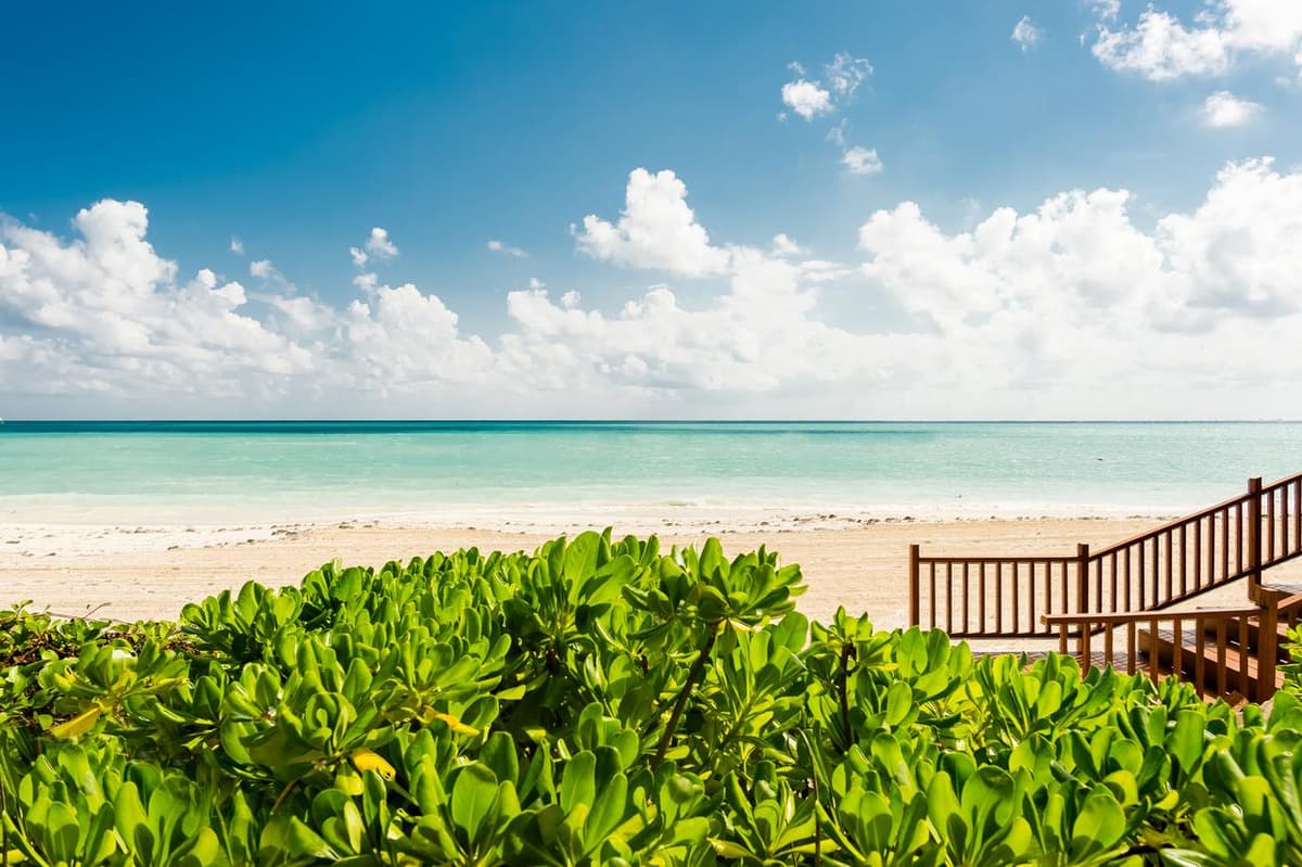 Fairmont Mayakoba gana 30 metros de arena en la playa