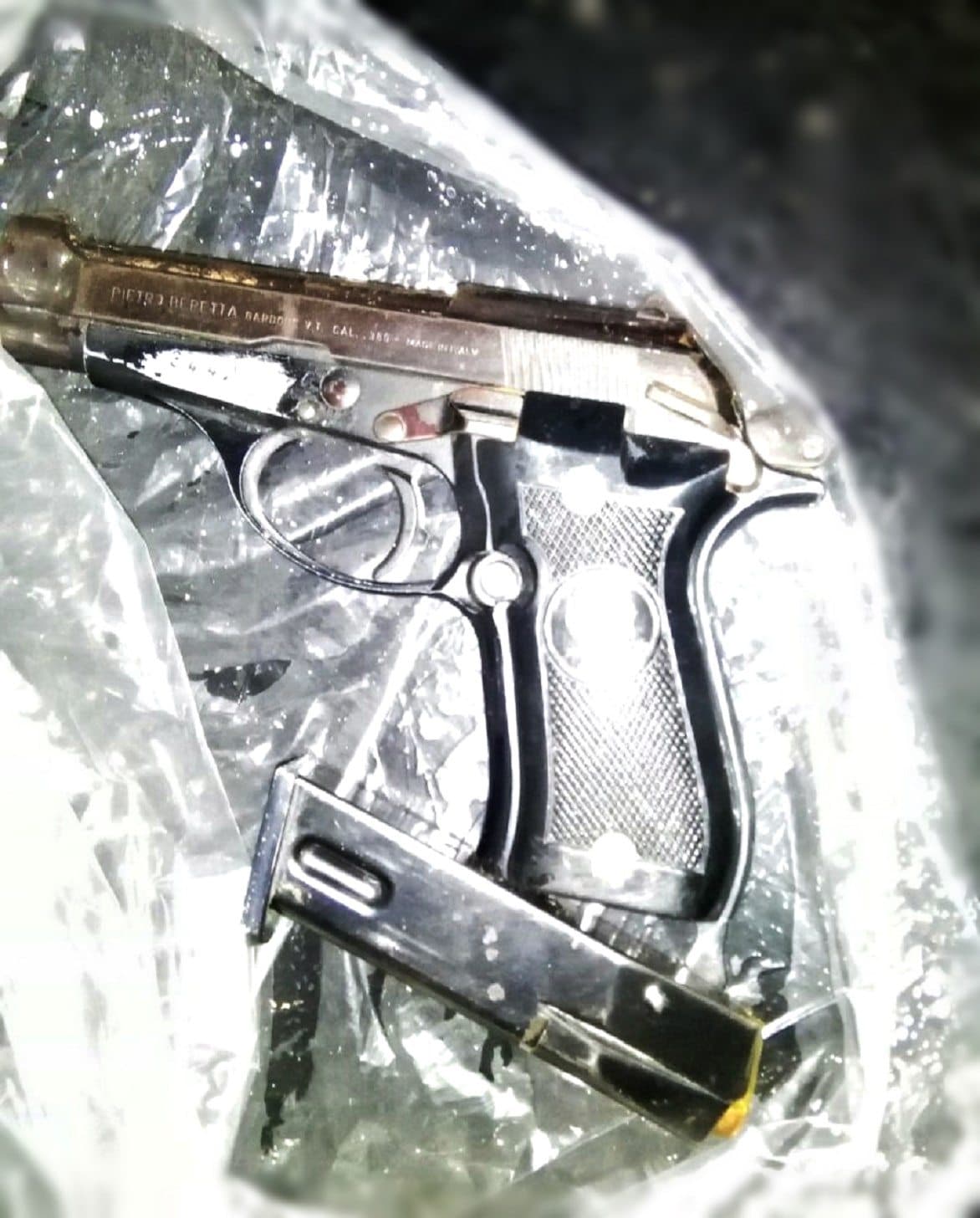 Conducía a oscuras, en zigzag y con arma de fuego de copiloto