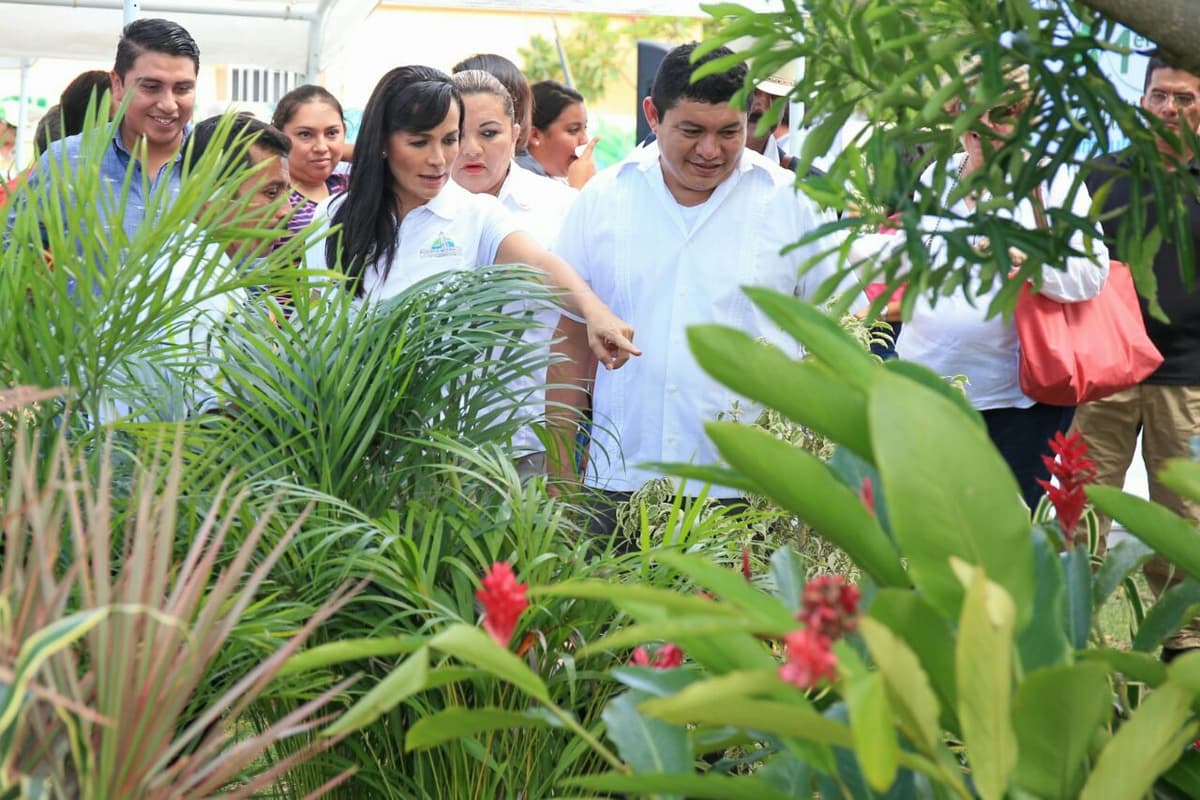 Laura Fernández entrega aspersores a trabajadores del campo