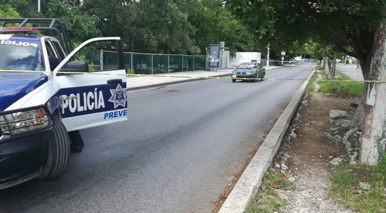 Balean sicarios a sujeto en la Región 102, abandonan vehículo en la Kabah