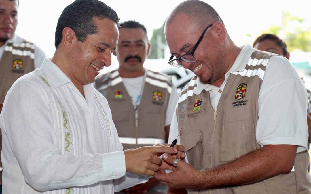 Carlos Joaquín entrega 30 plazas laborales a personal del área de Vectores