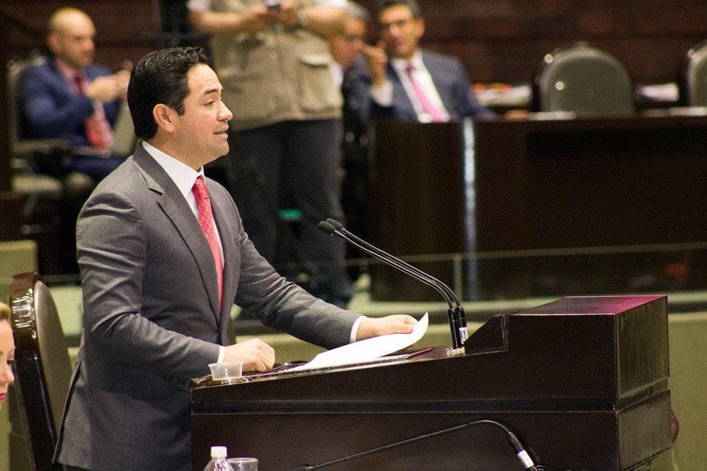 José Luis "Chanito" Toledo, entrega exhorto a José Antonio Meade para homologar tarifas eléctricas