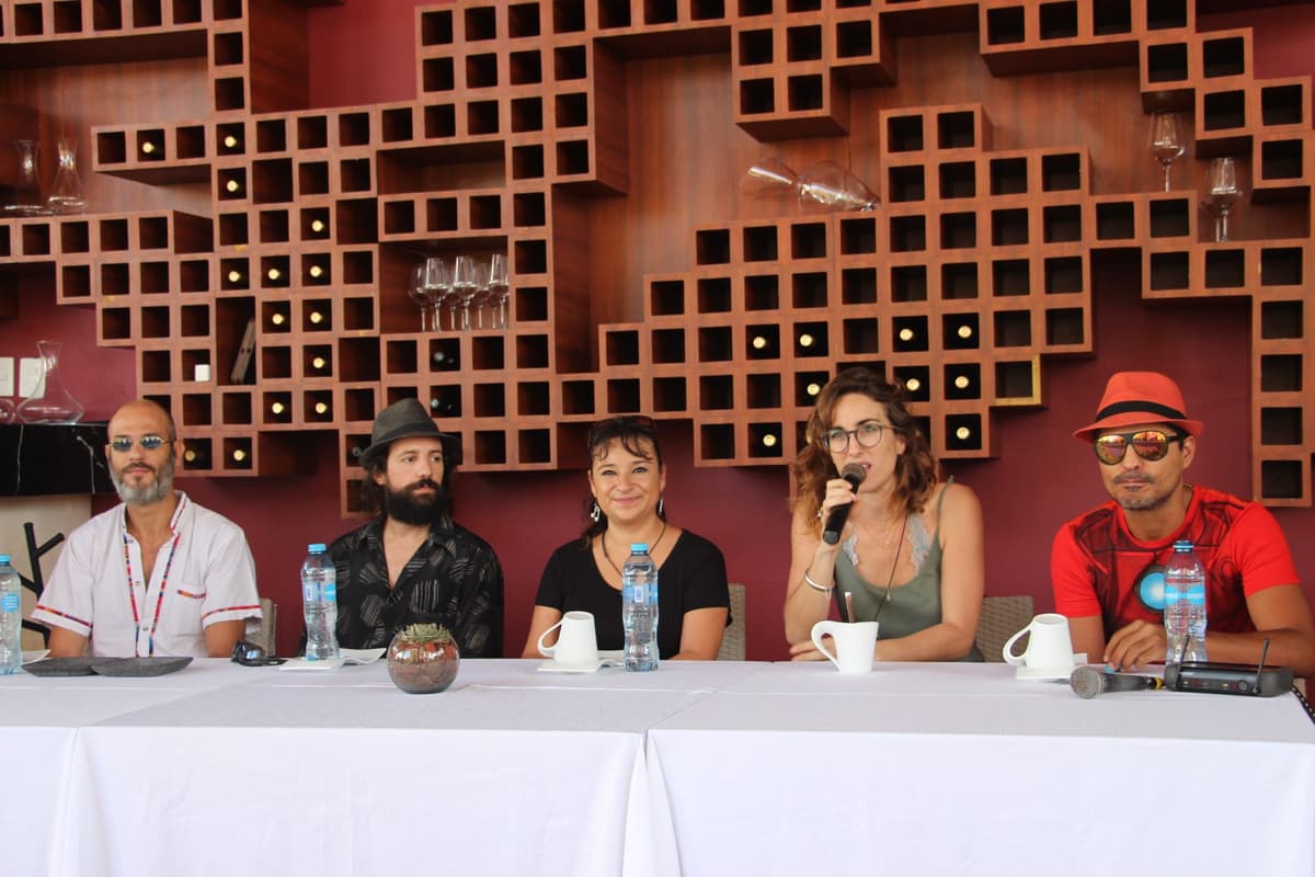 New Crazy Company, ocho músicos que tocarán en la calle 8