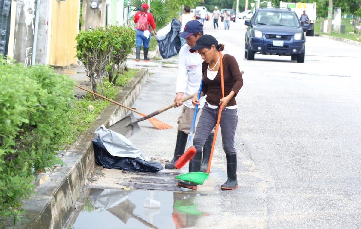 Operativo permanente de cuadrillas de servicios públicos en Puerto Morelos
