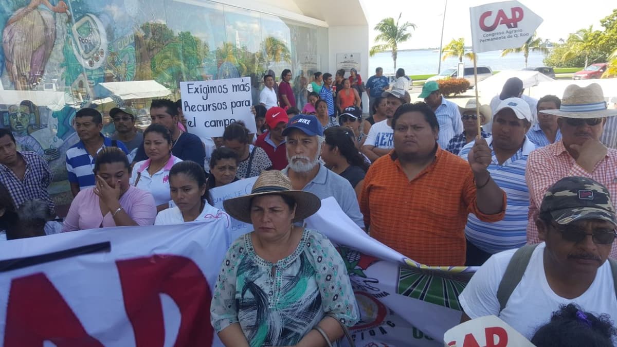 Protestan campesinos afuera del Congreso del Estado