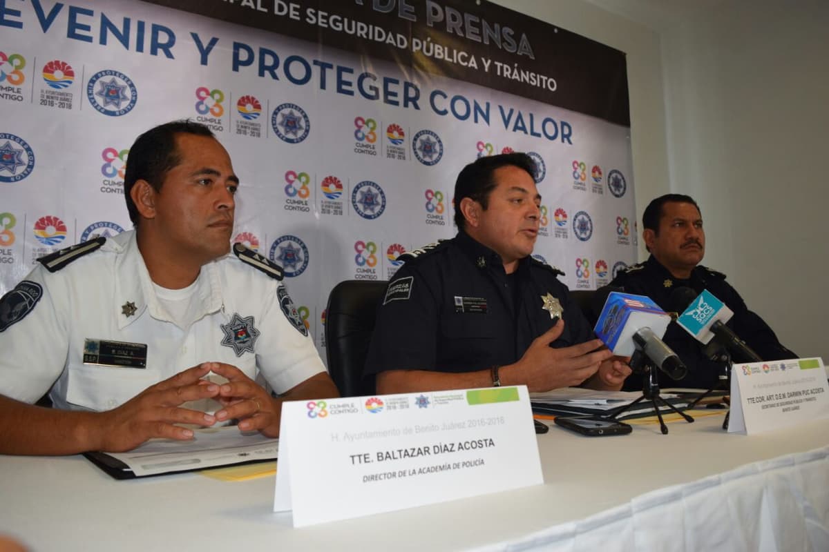 Investigan a 28 policías en Cancún por salir en “narcomantas”