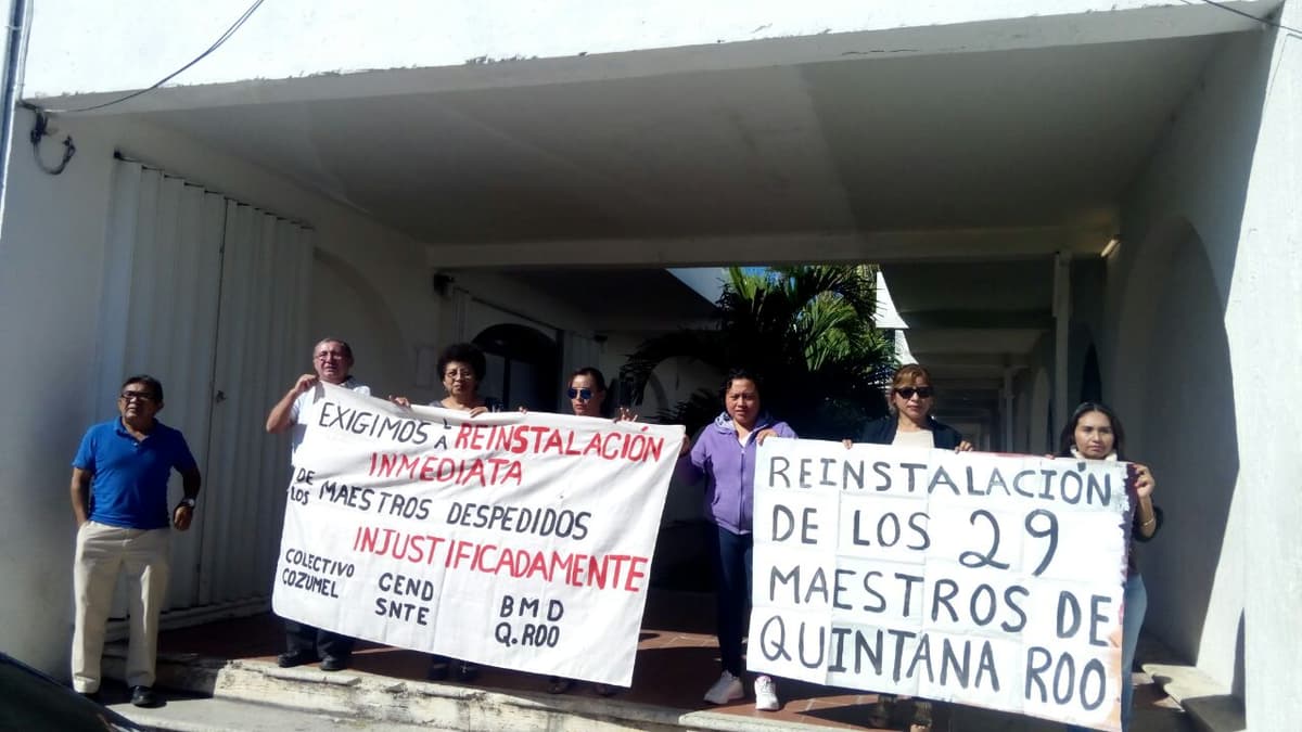 Protestan maestros despedidos frente la Junta de Conciliación y Arbitraje