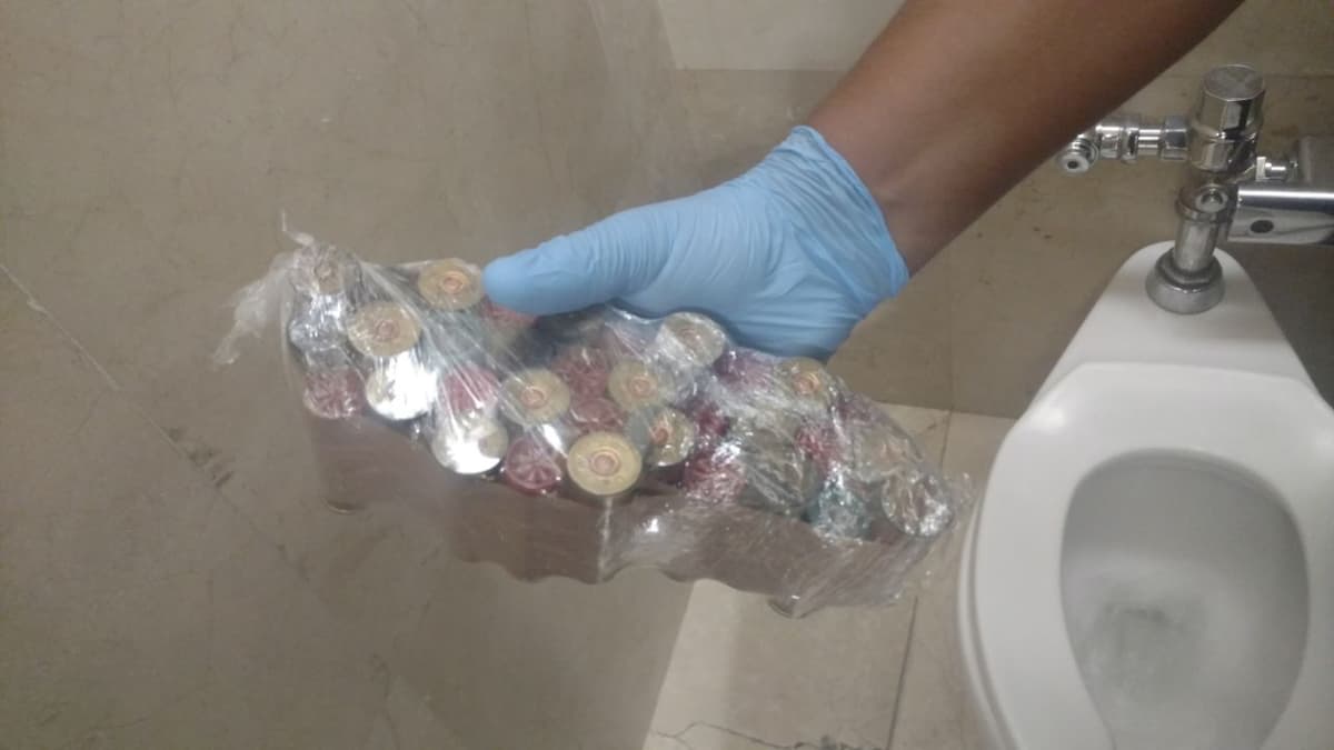 Encuentra cartuchos de escopeta en baño del Aeropuerto de Cancún