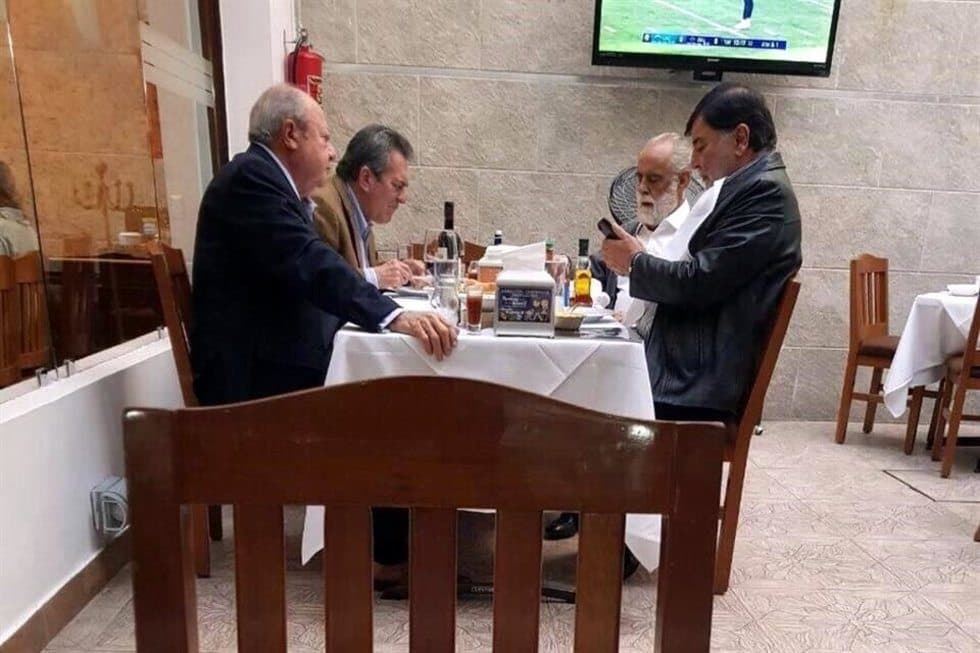 Reclaman al " Jefe " Diego y Romero Deschamps en restaurante