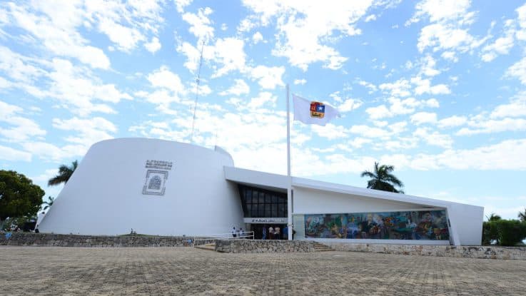 Dialogan legisladores y representantes de taxistas