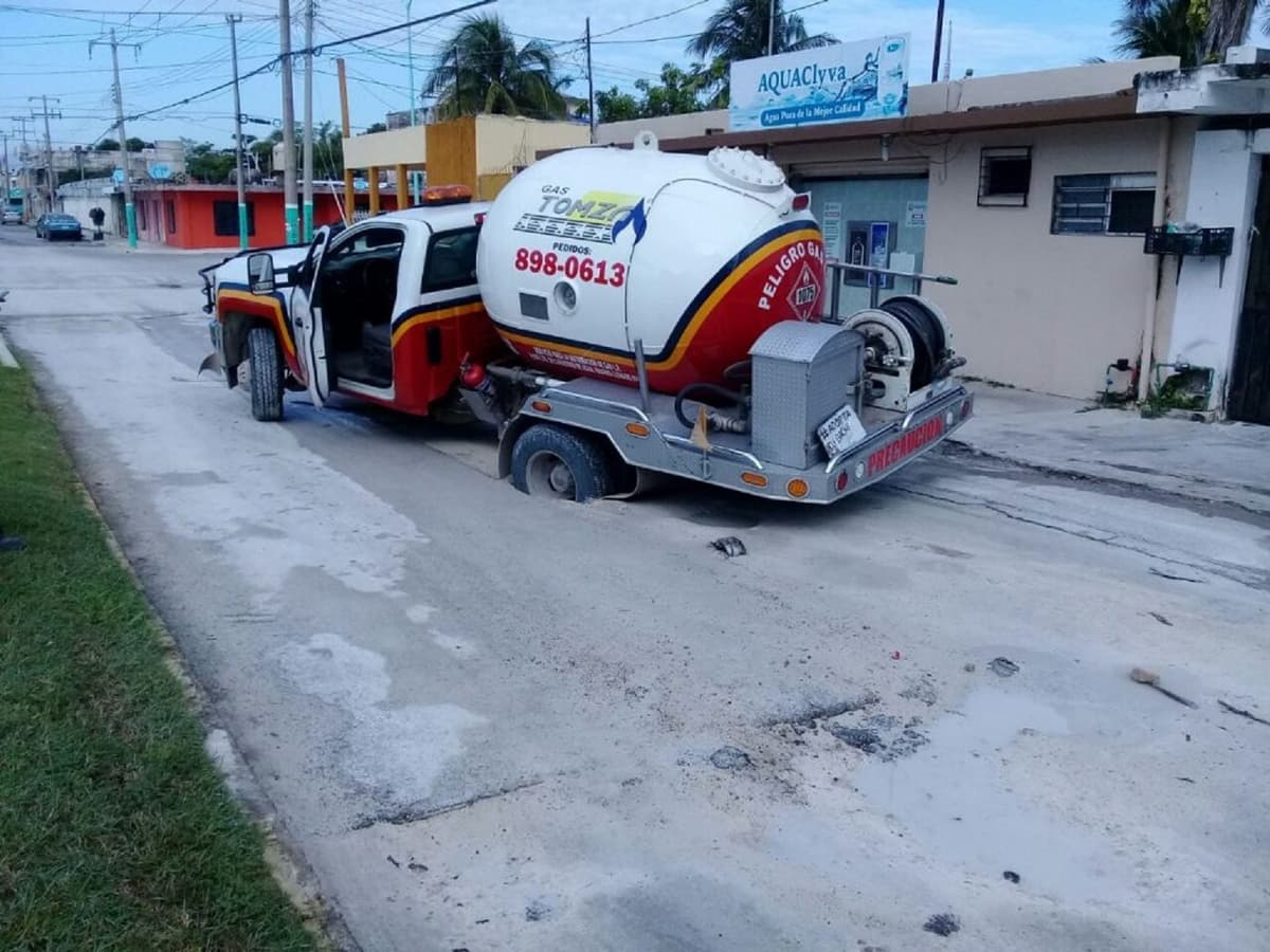 Socavón engulle pipa repartidora de gas en colonia Centro