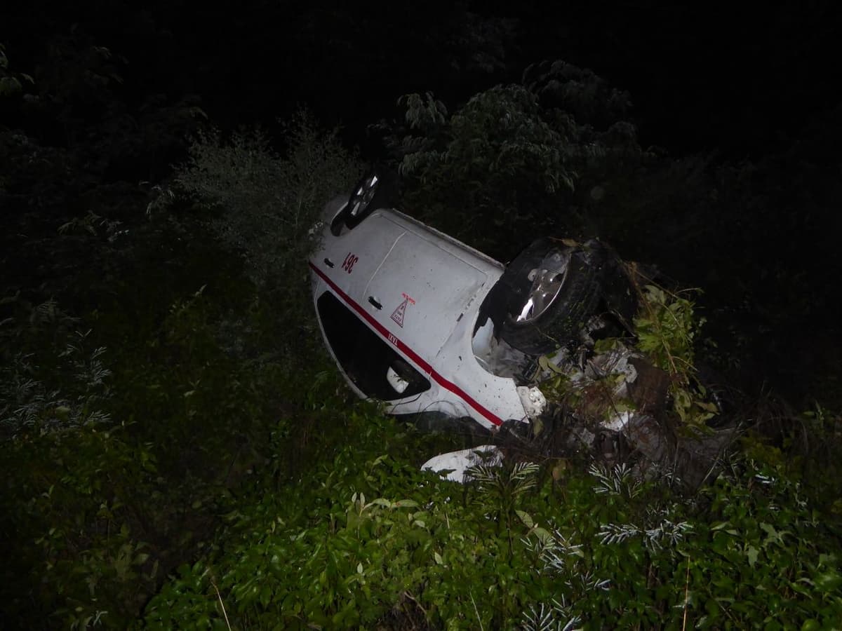 Taxista se toma sus copas y pierde control del auto, en Tulum