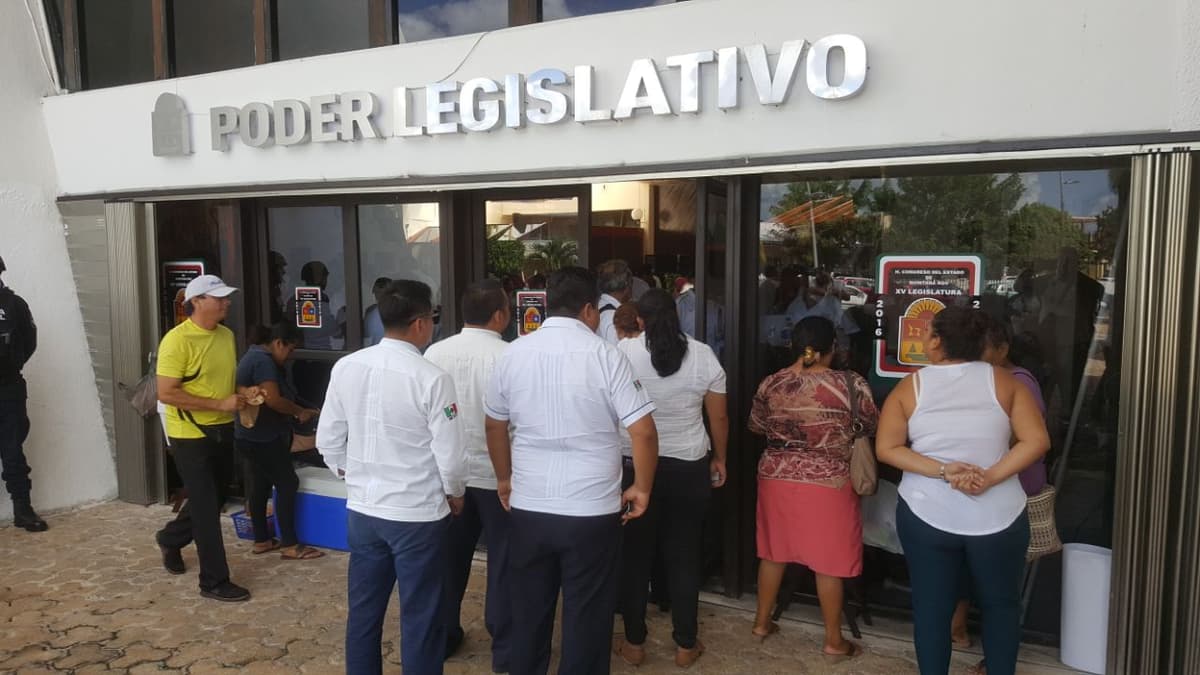 Que entre Uber, pero con concesión, piden taxistas