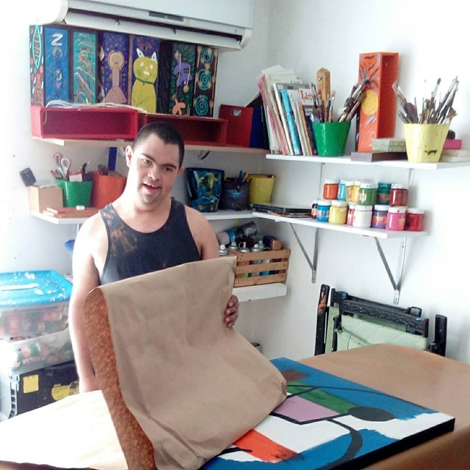 El pintor con síndrome de Down que expondrá para apoyar a niños con capacidades diferentes