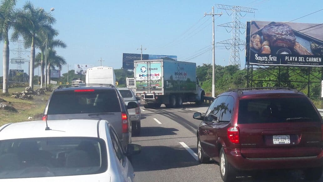 Choca camión en la entrada a Playa