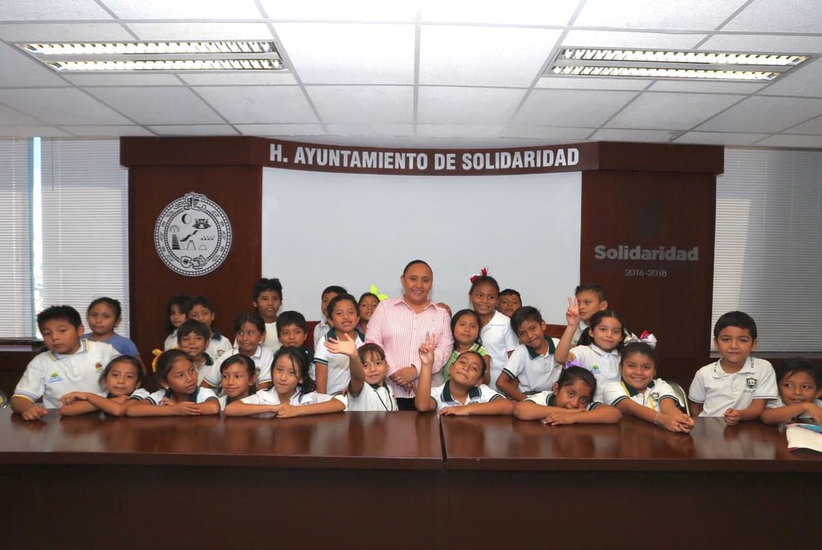 Recibe Cristina a estudiantes de escuela primaria Rafael Kantún Chi