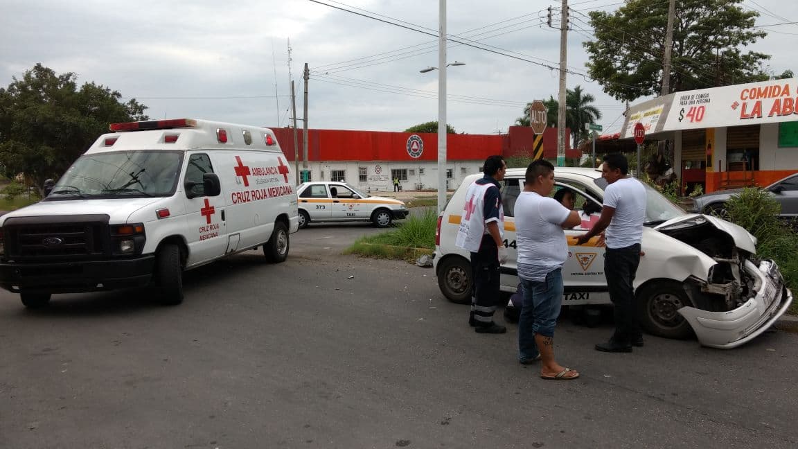 Chocan a taxi en conflictivo cruce de Playa del Carmen