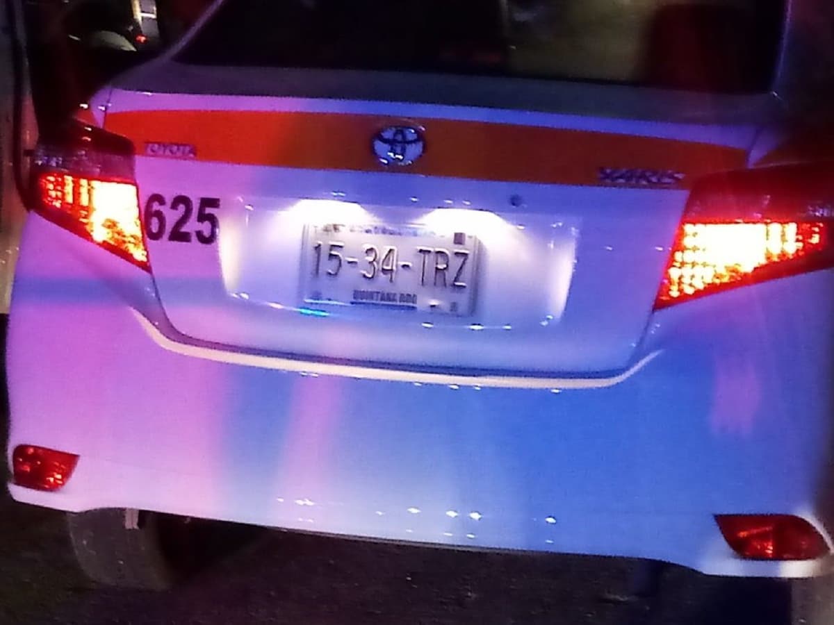 Detienen a pareja de supuestos asaltantes en taxi con placas sobrepuestas