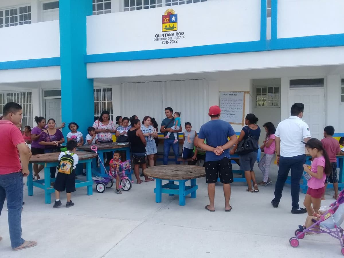 Autoridades educativas dejan "plantados" a padres en Villas del Sol