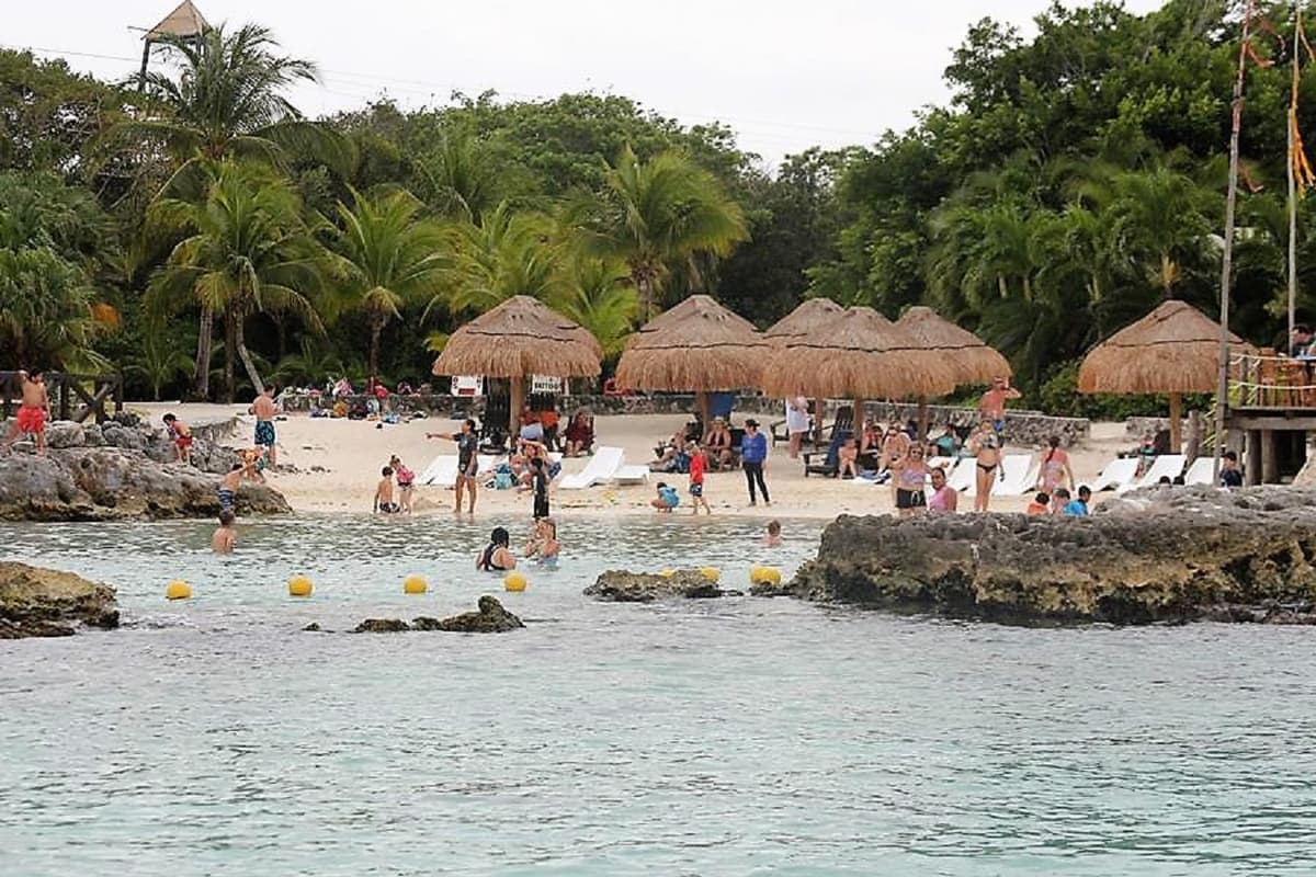 Miles de turistas llegan a Quintana Roo para recibir 2018