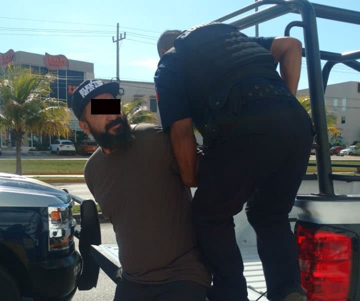Detenido por fotografiar un banco en Playa del Carmen