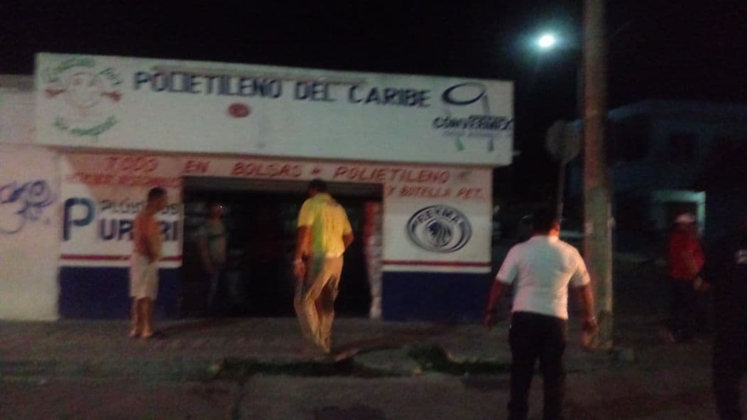 Incendio consume local de venta de plástico