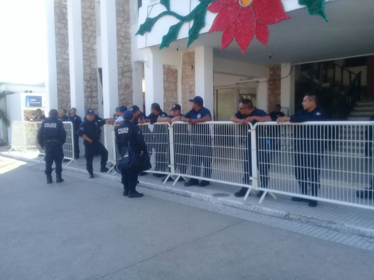 Policías de Carrillo Puerto exigen su aguinaldo