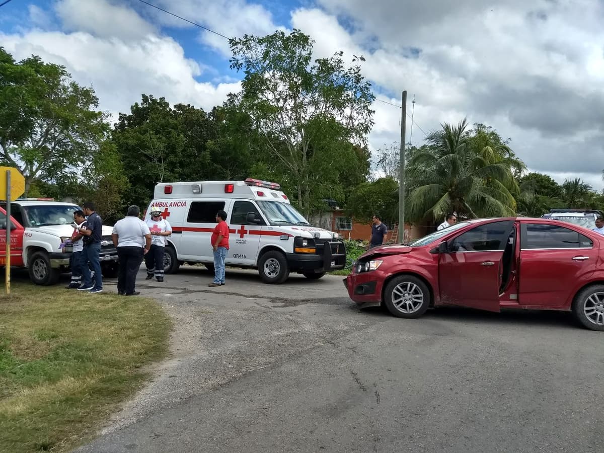 Chocan dos coches en Felipe Carrillo Puerto