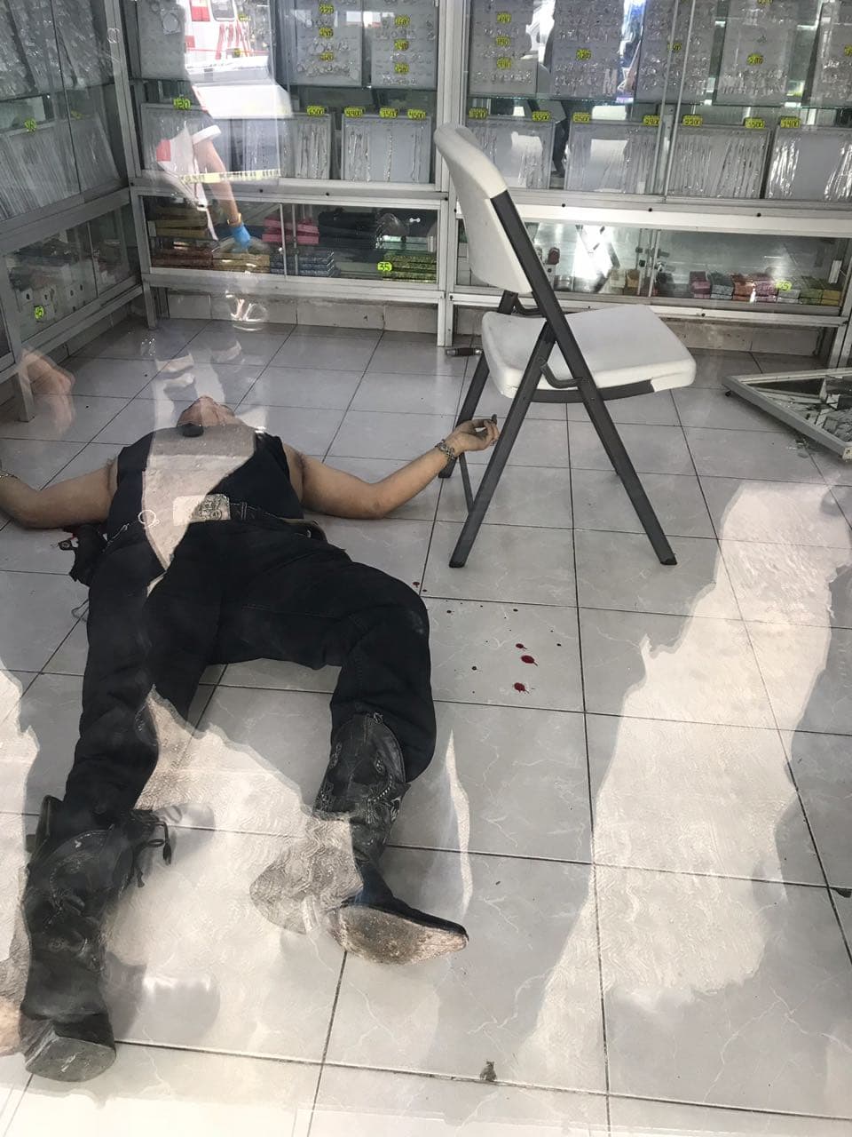 Video da pistas de asesinato en joyería; huyeron sin el botín