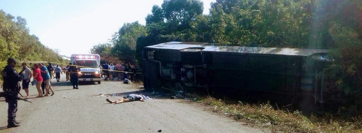 Permanecen internados 11 cruceristas tras volcadura en Mahahual