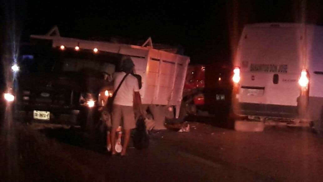 Accidente rumbo a Bacalar deja un muerto, 9 lesionados