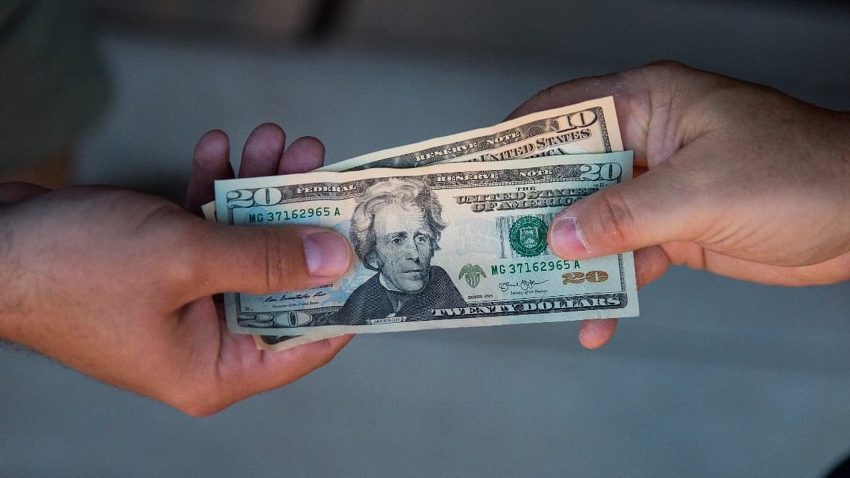 Obliga tienda a turista a consumir 90% de 20 dólares