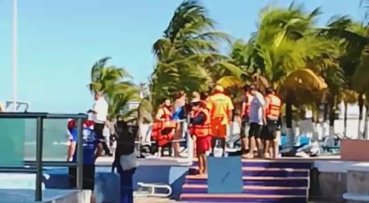 Rescatan a turistas en el mar en Cozumel
