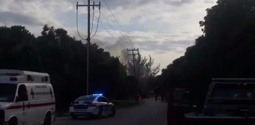 Choca contra poste e incendia vehículo