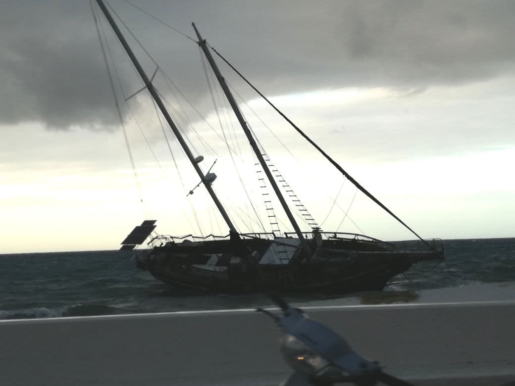 Vientos encallan a velero en Cozumel