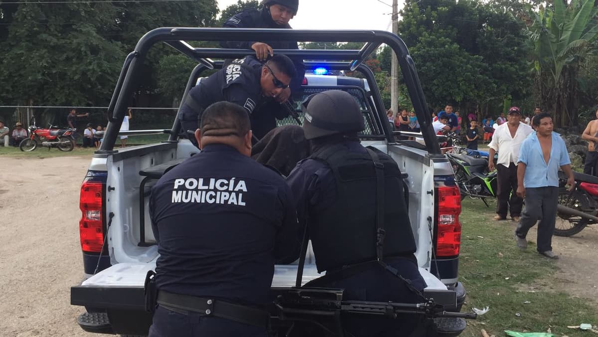 Detienen familias a acosador de alumnas