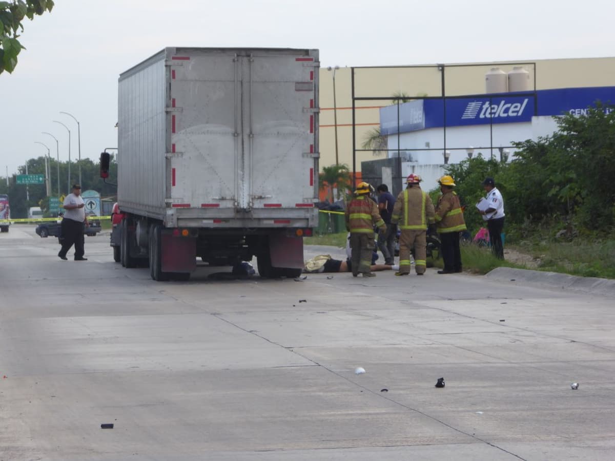 Arrolla tráiler a pareja; uno muere
