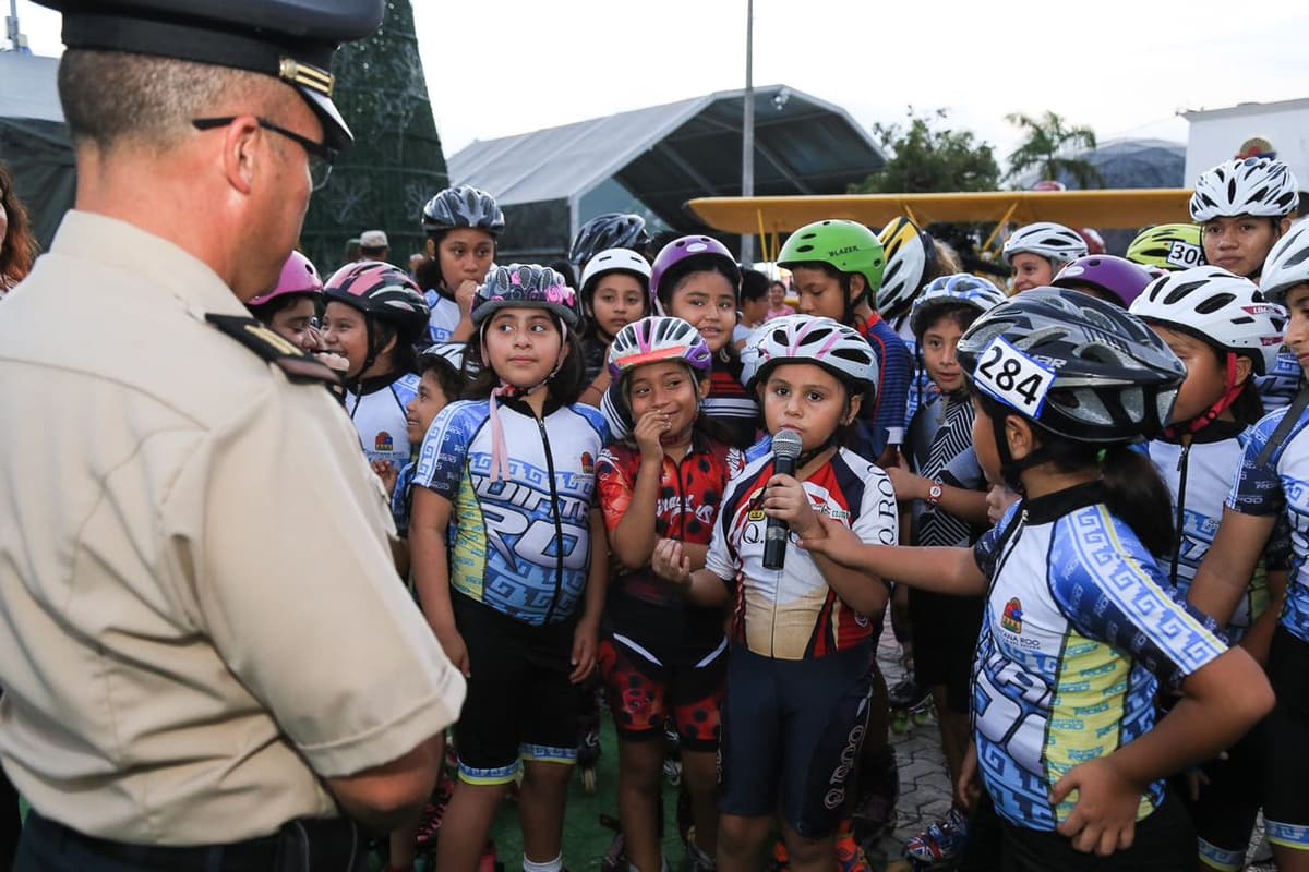 Deportistas visitan la Expo Militar
