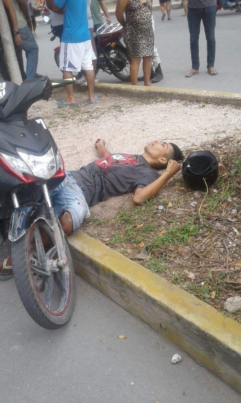 Taxista impacta a un motociclista