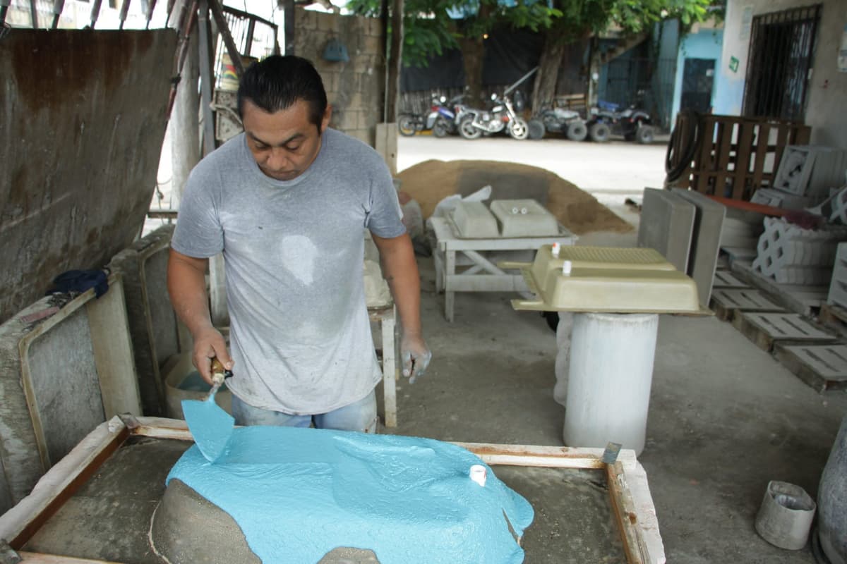 Siguen con la tradición de hacer bateas yucatecas en Playa del Carmen