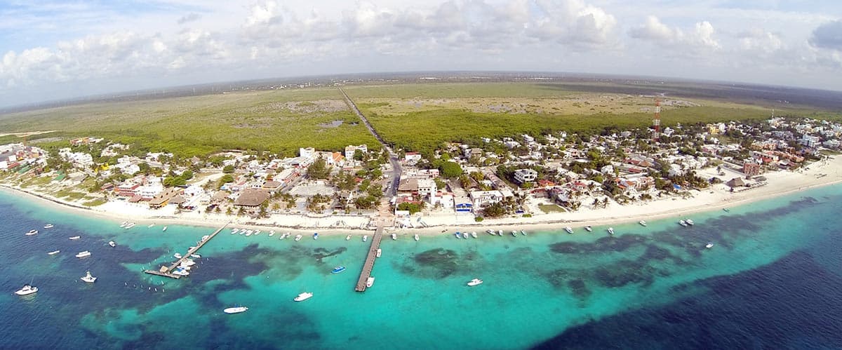 Iluminan y embellecen a Puerto Morelos