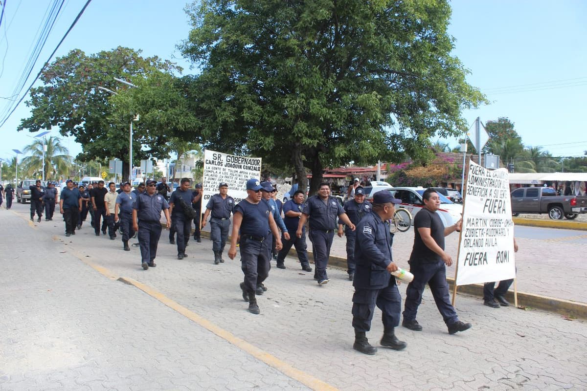 Marchan policías en paro por centro de Tulum