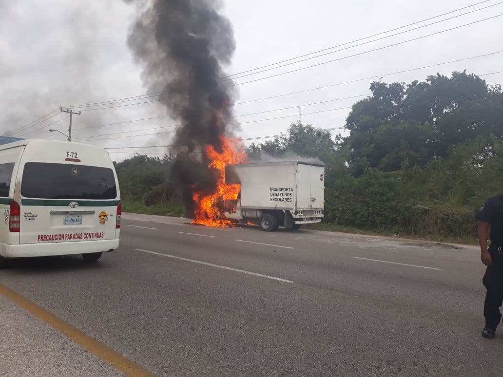 Se incendia camioneta en carretera federal