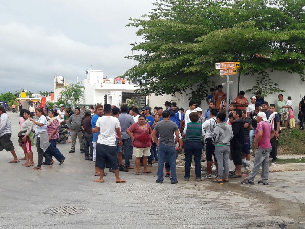 Se retiran invasores en Puerto Aventuras