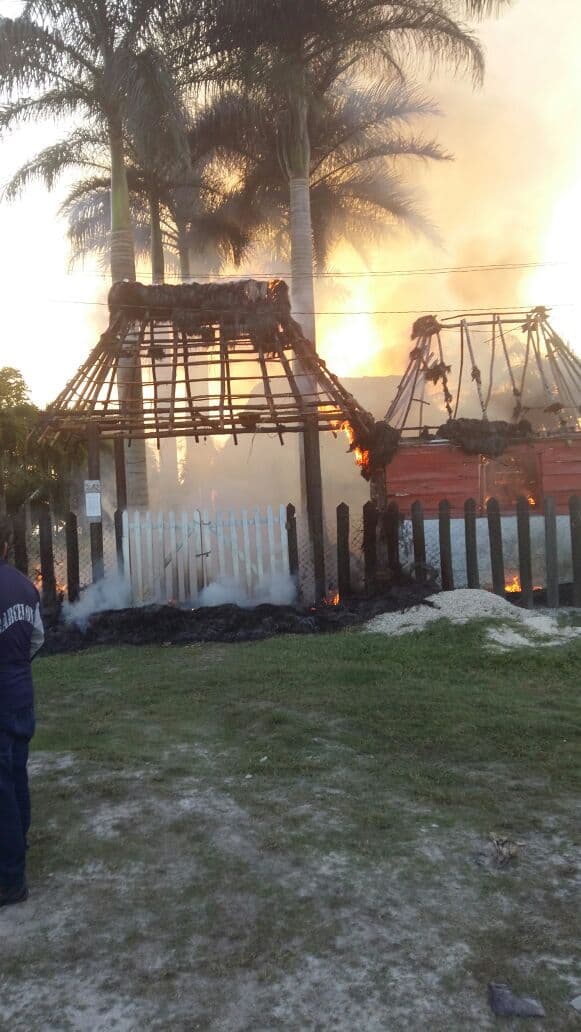 Arde palapa en Bacalar, casi frente a caseta de policías